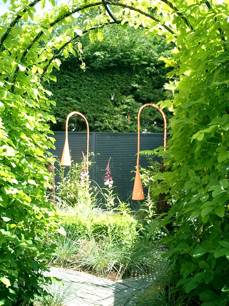 Источник вдохновения для домашнего уюта: маленький регулярный сад на заднем дворе в современном стиле с садовой дорожкой или калиткой и мощением клинкерной брусчаткой для на участке и в саду