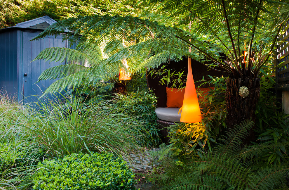 Esempio di un piccolo giardino formale minimal esposto a mezz'ombra dietro casa con pavimentazioni in mattoni e un focolare