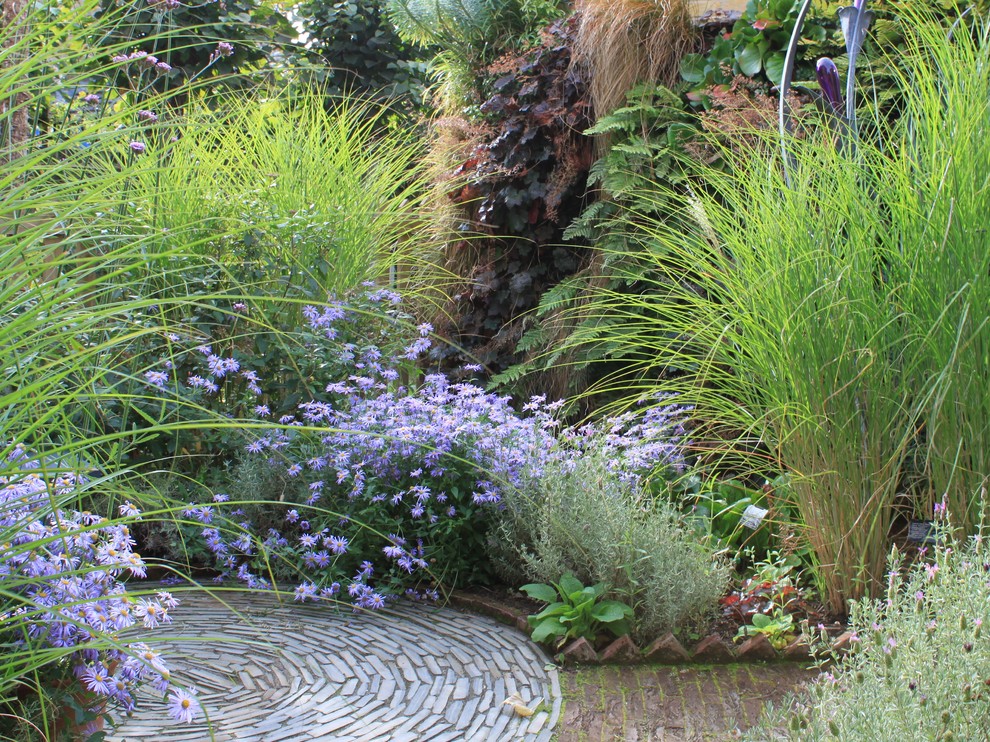 Geometrischer, Halbschattiger, Mittelgroßer Klassischer Gartenweg hinter dem Haus mit Pflastersteinen in Hertfordshire