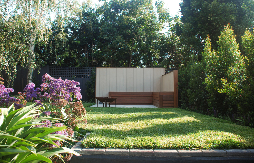 Foto de jardín contemporáneo de tamaño medio en primavera en patio trasero con jardín francés, exposición parcial al sol y adoquines de piedra natural