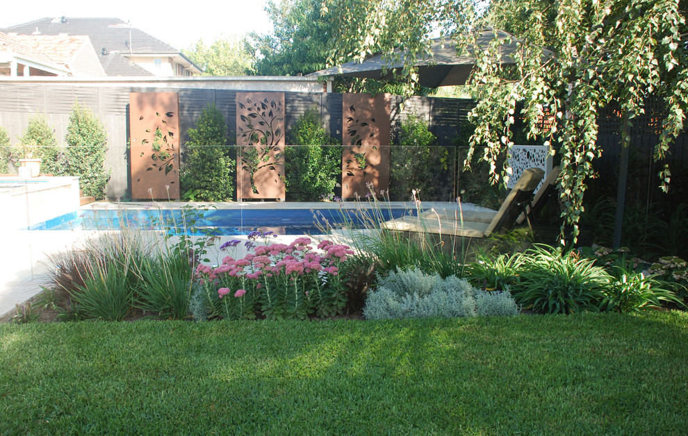 Источник вдохновения для домашнего уюта: весенний регулярный сад среднего размера на заднем дворе в современном стиле с полуденной тенью и покрытием из каменной брусчатки