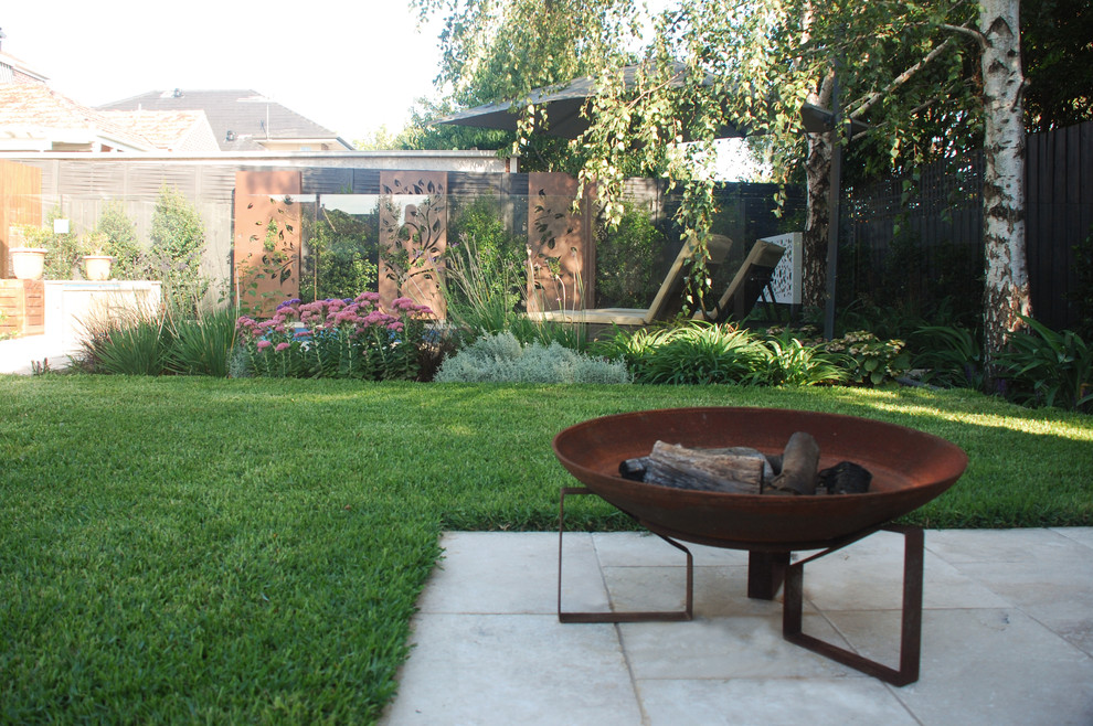 Пример оригинального дизайна: весенний регулярный сад среднего размера на заднем дворе в современном стиле с полуденной тенью и покрытием из каменной брусчатки