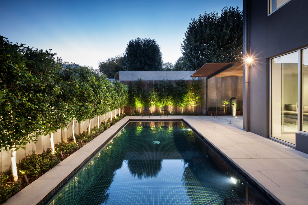 Foto di una piscina moderna di medie dimensioni e dietro casa con pavimentazioni in cemento