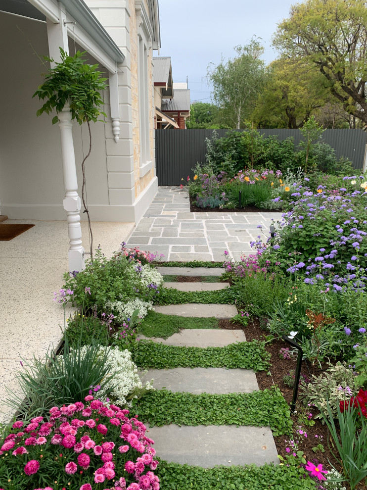 Ispirazione per un giardino minimalista esposto in pieno sole di medie dimensioni e davanti casa in primavera con un ingresso o sentiero, pavimentazioni in pietra naturale e recinzione in legno