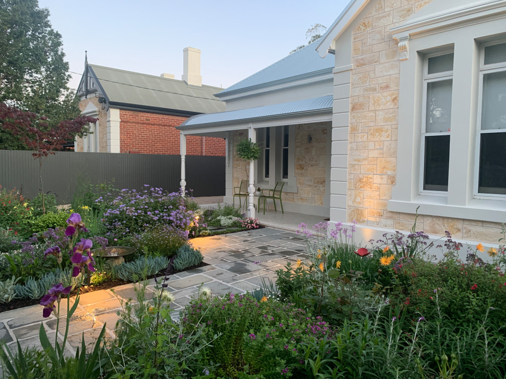 Foto di un giardino moderno esposto in pieno sole di medie dimensioni e davanti casa in primavera con un ingresso o sentiero, pavimentazioni in pietra naturale e recinzione in legno