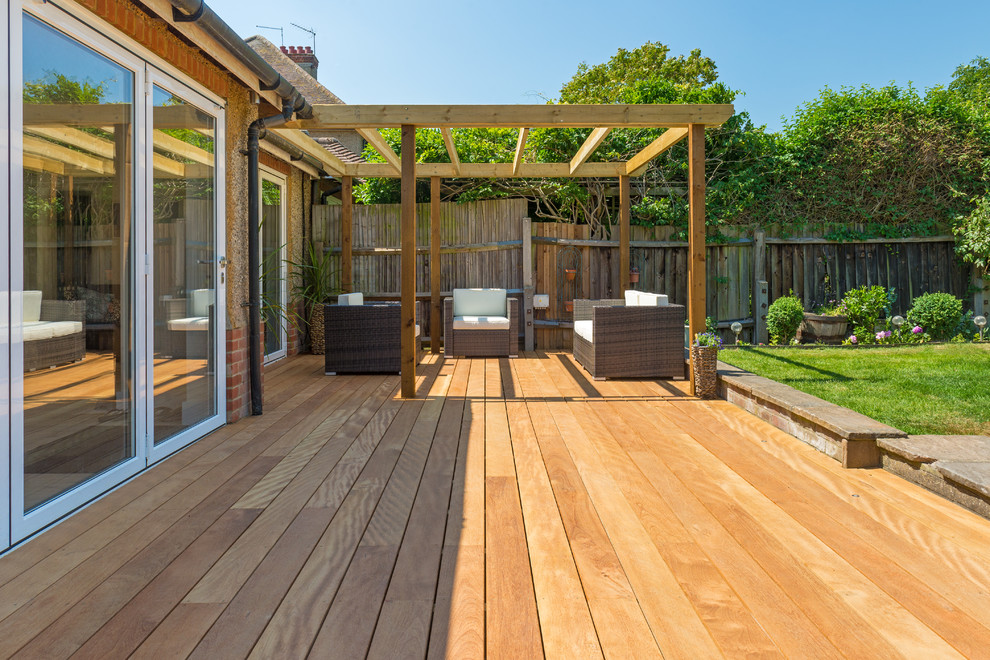 Inspiration pour un jardin arrière design de taille moyenne avec une terrasse en bois.