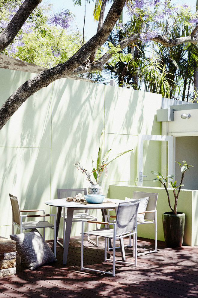 Foto di un giardino minimalista esposto a mezz'ombra di medie dimensioni e sul tetto in estate con un ingresso o sentiero e pedane