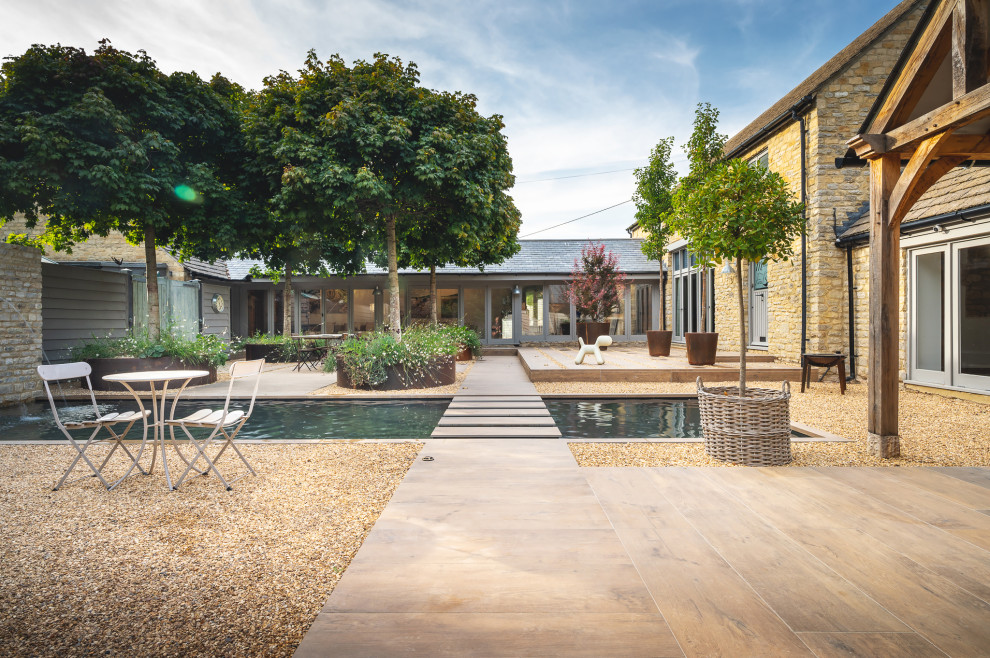 Inspiration for a small contemporary full sun courtyard landscaping in Oxfordshire for summer.