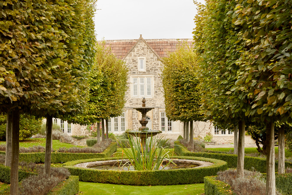 Immagine di un grande giardino chic davanti casa con fontane