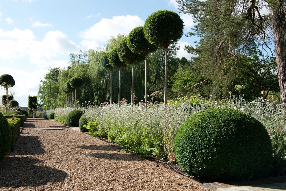 Geometrischer, Großer Klassischer Garten im Sommer, hinter dem Haus mit direkter Sonneneinstrahlung in Oxfordshire