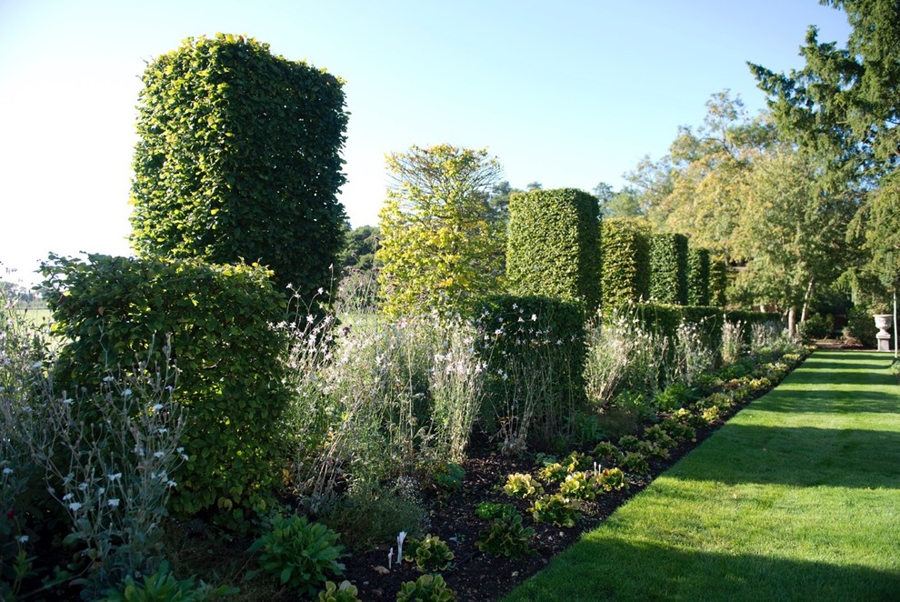 オックスフォードシャーにある高級な広い、夏のトラディショナルスタイルのおしゃれな庭 (日向、砂利舗装) の写真