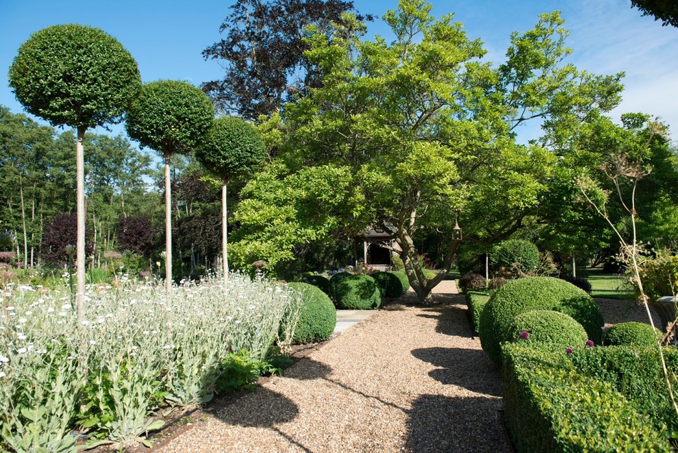 Источник вдохновения для домашнего уюта: большой весенний регулярный сад на заднем дворе в классическом стиле с садовой дорожкой или калиткой, полуденной тенью и покрытием из гравия