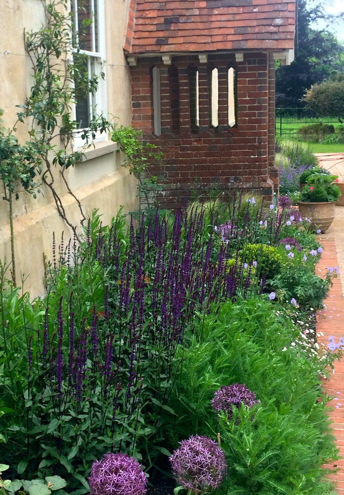 Inspiration for a classic front garden in Kent.