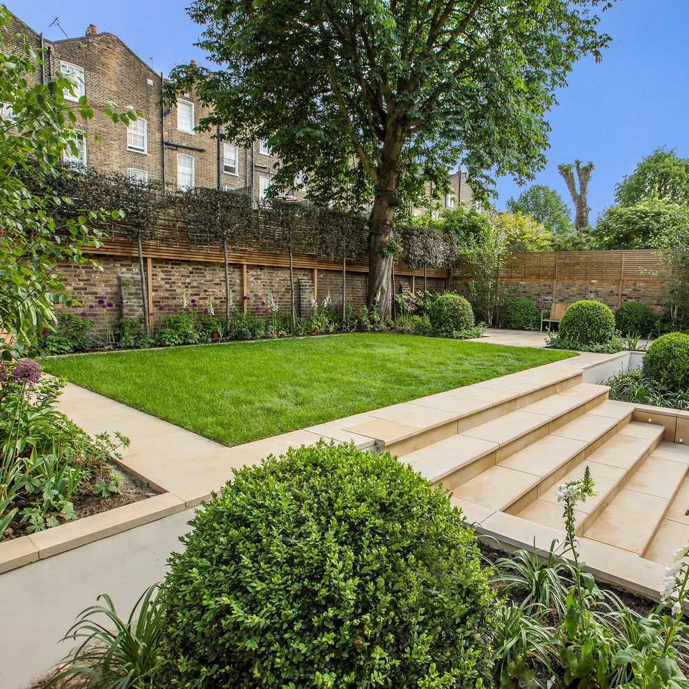 Cette photo montre un très grand jardin arrière tendance l'été avec une exposition ensoleillée et des pavés en pierre naturelle.