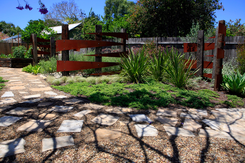 Idee per un giardino xeriscape stile rurale esposto in pieno sole dietro casa con ghiaia