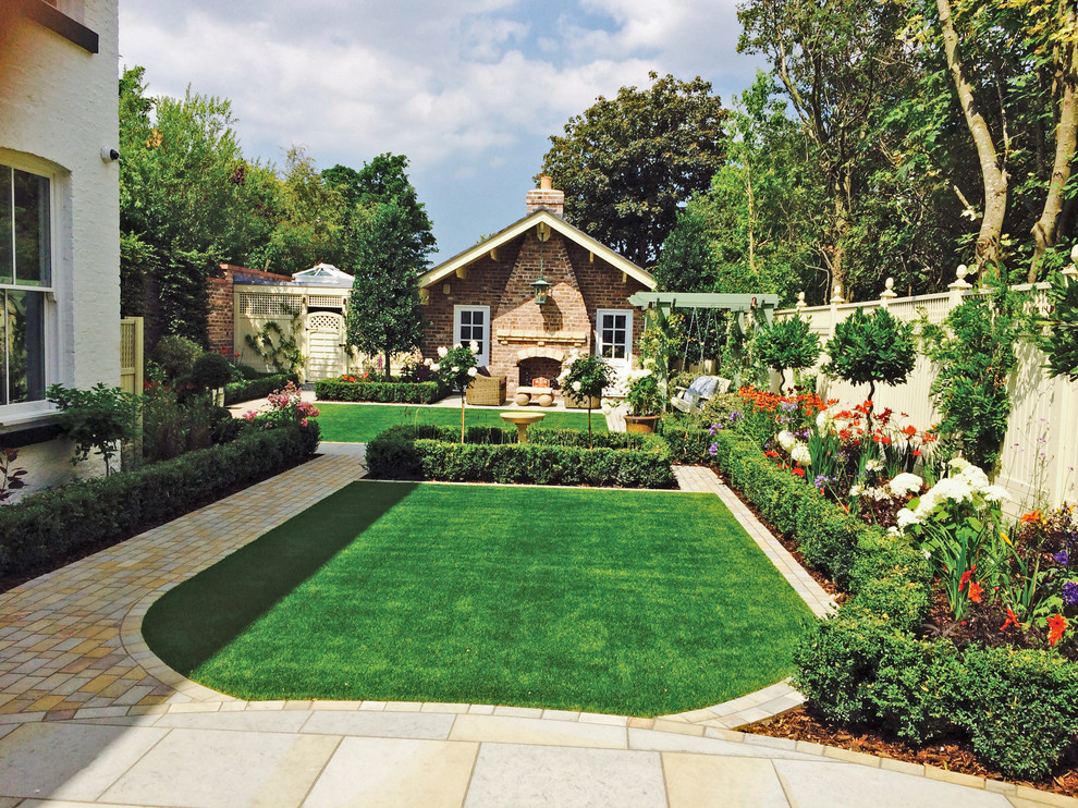 Inspiration for a farmhouse landscaping in West Midlands.
