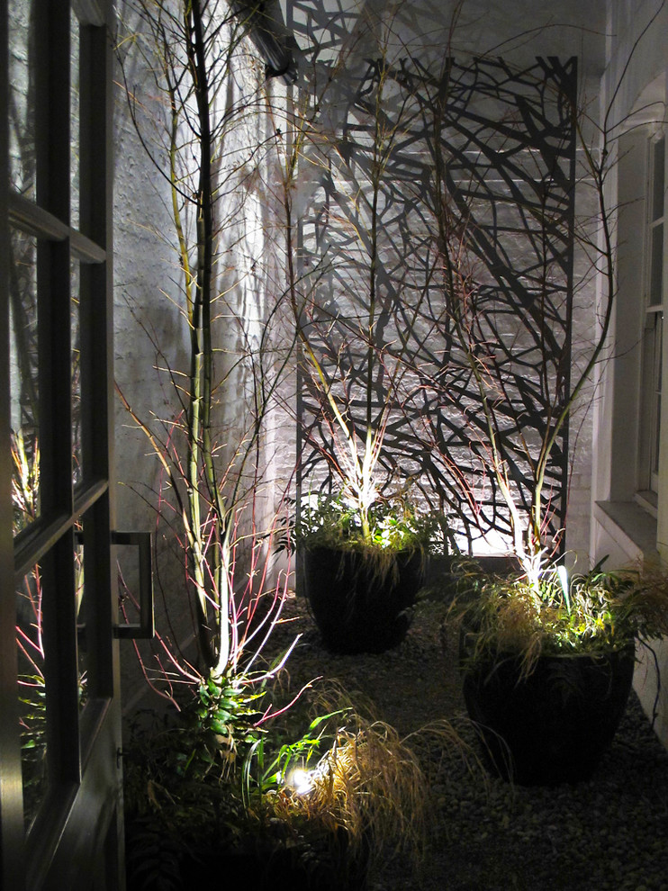 Idee per un piccolo giardino etnico in ombra in cortile in inverno con un giardino in vaso e ghiaia