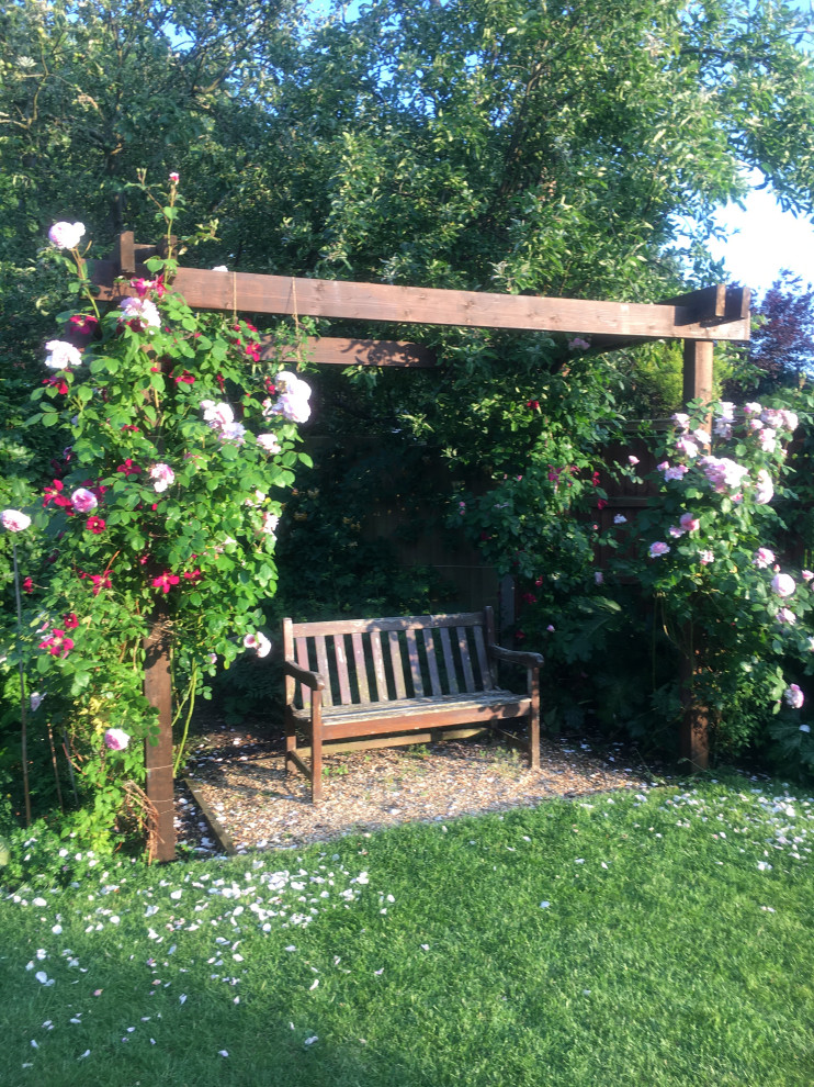 Exemple d'un jardin arrière nature de taille moyenne et l'été avec une exposition ombragée et des pavés en pierre naturelle.