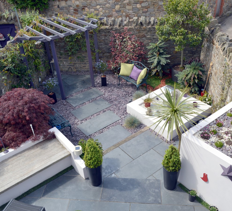 Inspiration for a contemporary garden in Cardiff.