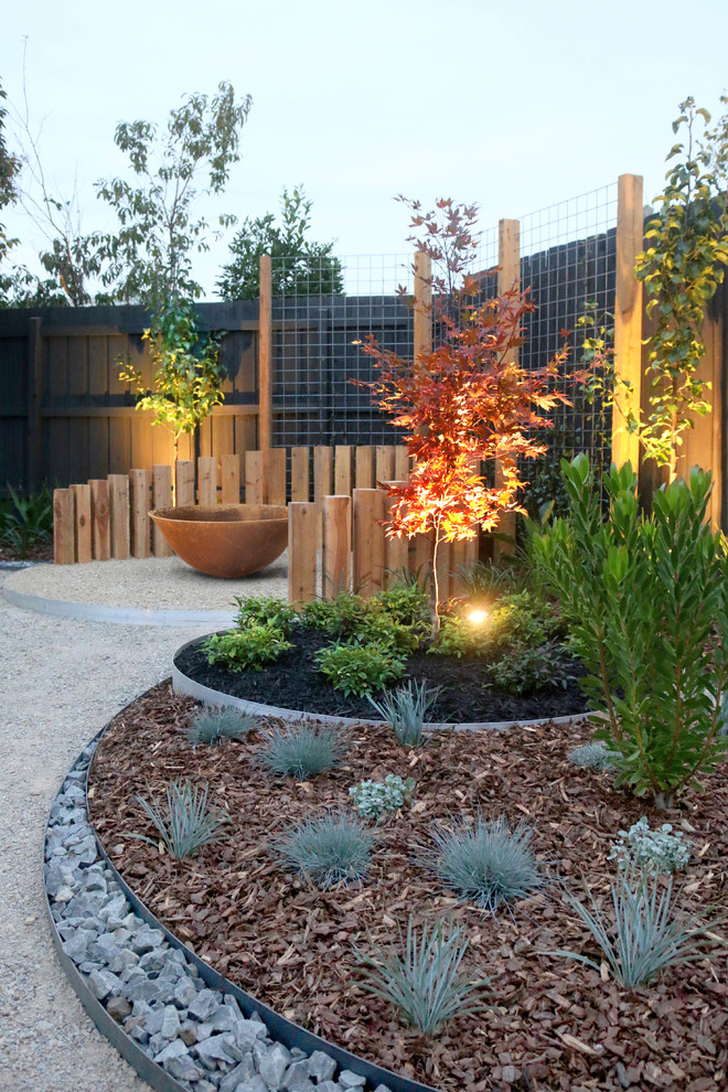 Foto de jardín de secano actual grande en verano en patio trasero con brasero, exposición total al sol y mantillo