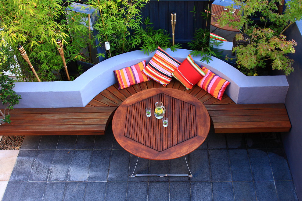 Foto de jardín minimalista de tamaño medio en patio con adoquines de piedra natural