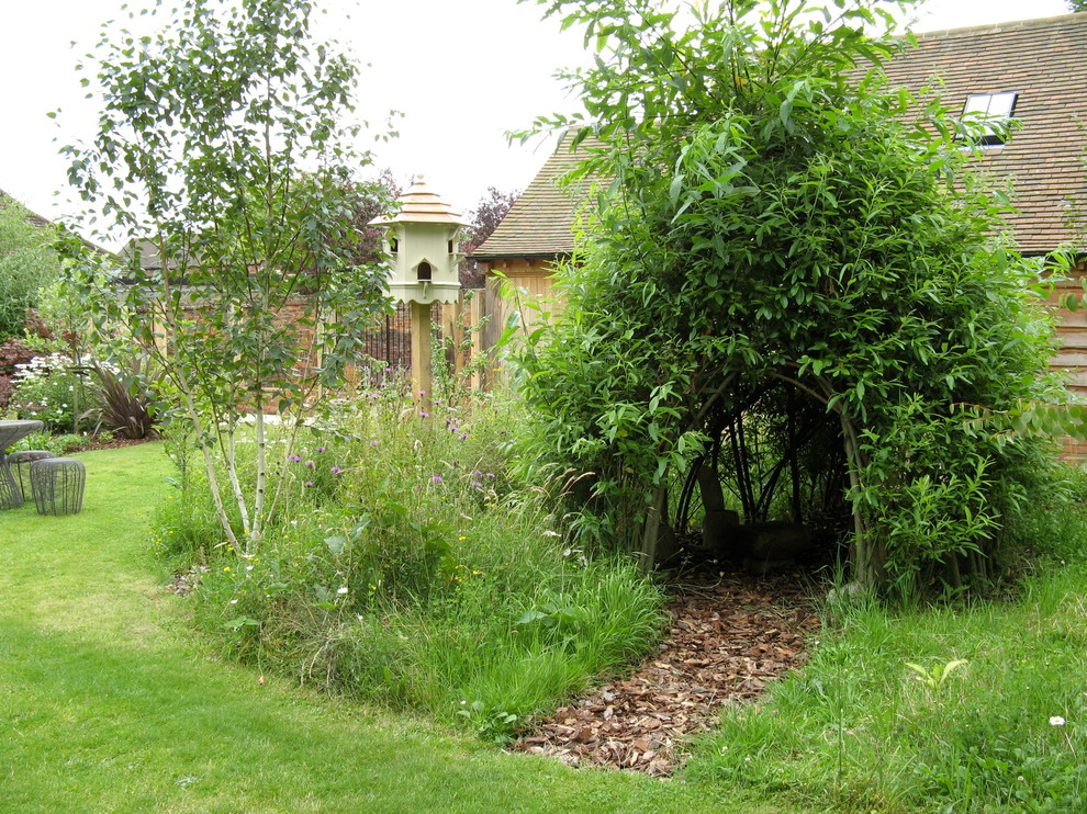 ロンドンにある高級な広いカントリー風のおしゃれな庭の写真