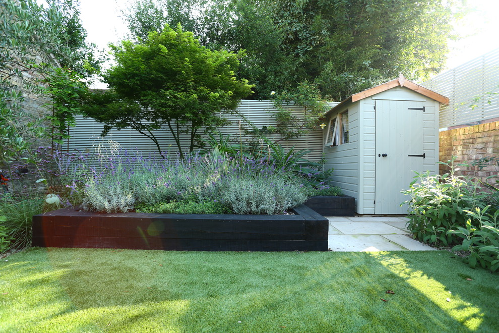Geometrischer, Mittelgroßer Mediterraner Garten hinter dem Haus mit direkter Sonneneinstrahlung und Natursteinplatten in London