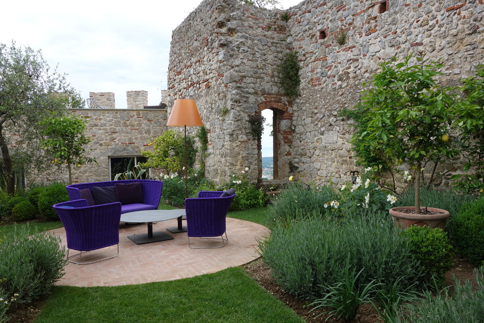 Свежая идея для дизайна: маленький регулярный сад в средиземноморском стиле для на участке и в саду - отличное фото интерьера