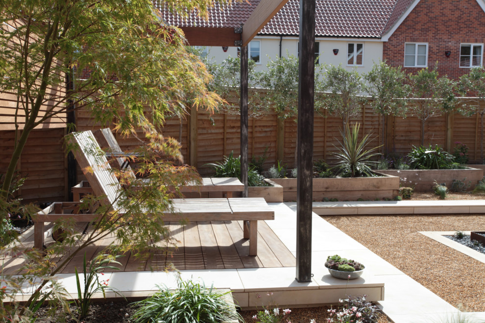 Imagen de jardín de secano contemporáneo pequeño en verano en patio trasero con exposición total al sol y con madera