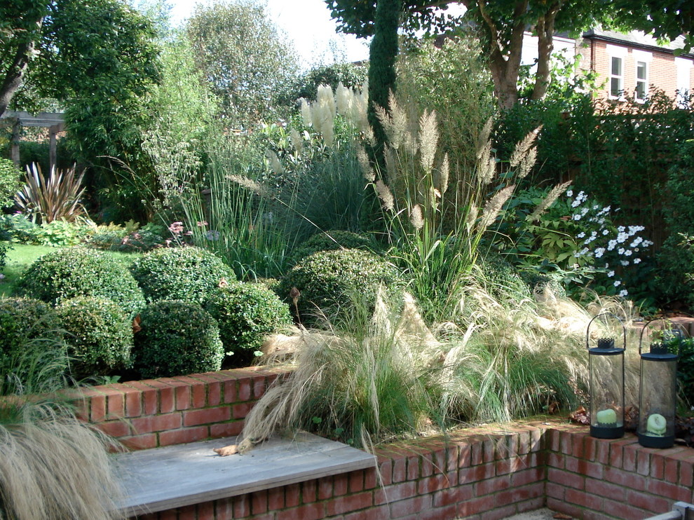 This is an example of a modern garden in Surrey.