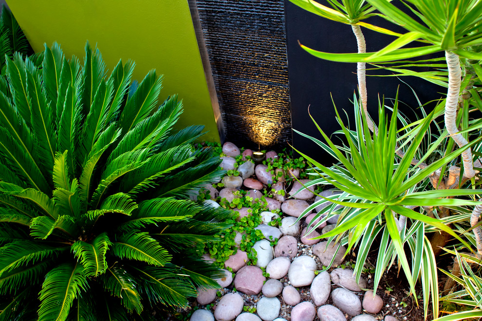 Идея дизайна: маленький солнечный садовый фонтан на внутреннем дворе в современном стиле с хорошей освещенностью и настилом для на участке и в саду