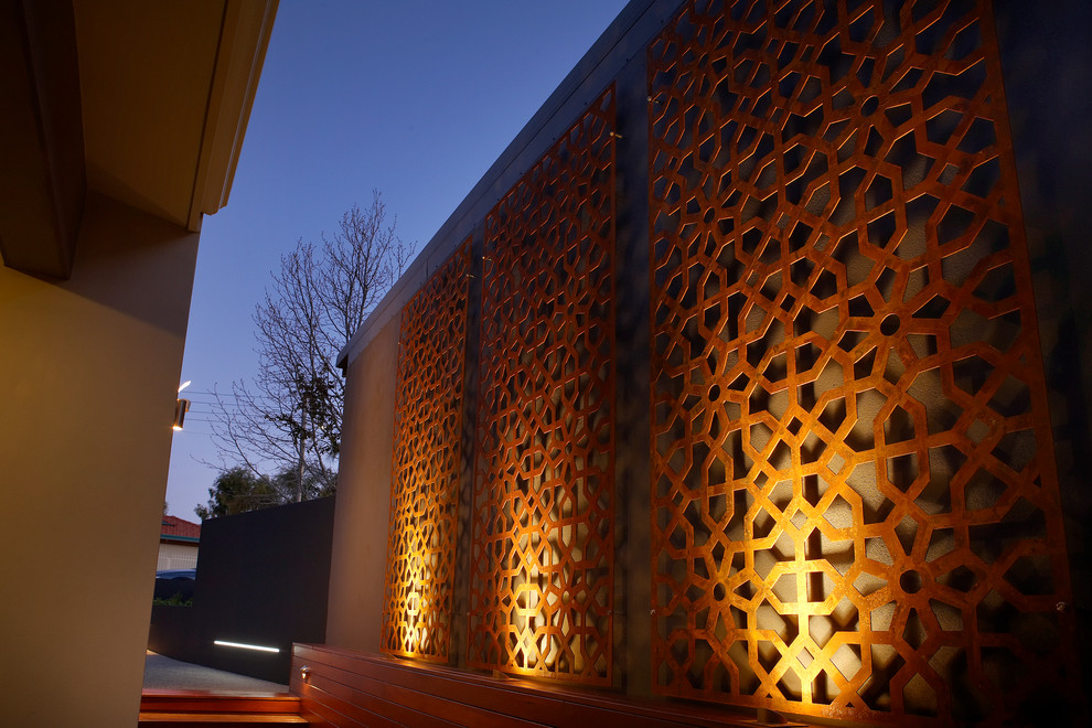 Esempio di un piccolo giardino design esposto in pieno sole in cortile con fontane e pedane