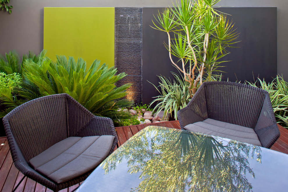 Ispirazione per un piccolo giardino minimal esposto in pieno sole in cortile con pedane e fontane