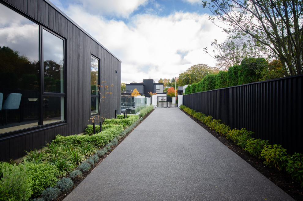 Großes Modernes Gartentor neben dem Haus mit Auffahrt in Christchurch