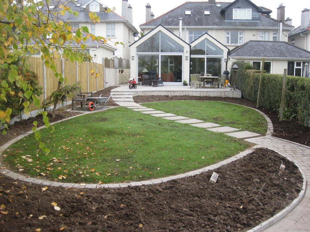 Inspiration for a contemporary landscaping in Limerick.