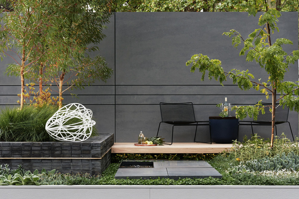 Стильный дизайн: маленький участок и сад на внутреннем дворе в современном стиле для на участке и в саду - последний тренд