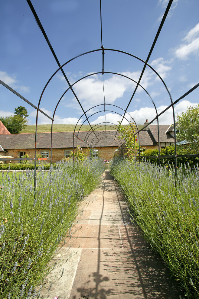 Landhausstil Garten mit direkter Sonneneinstrahlung und Natursteinplatten in Dorset