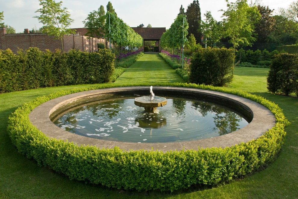 Geometrischer, Geräumiger, Halbschattiger Klassischer Garten im Sommer, hinter dem Haus mit Wasserspiel in Sussex