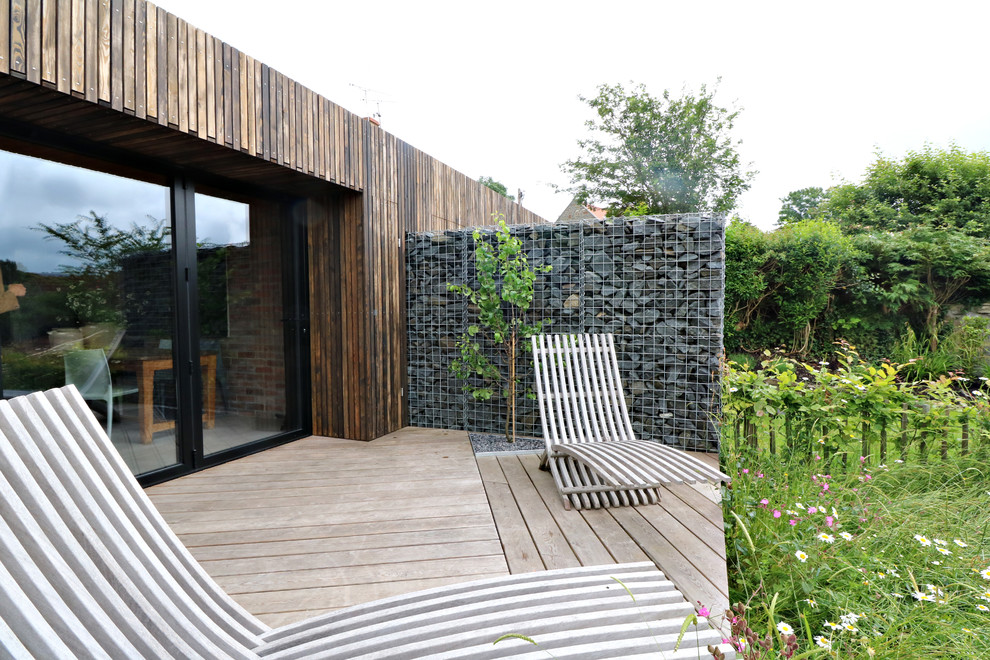 Idee per un piccolo giardino country esposto in pieno sole dietro casa in estate con pedane