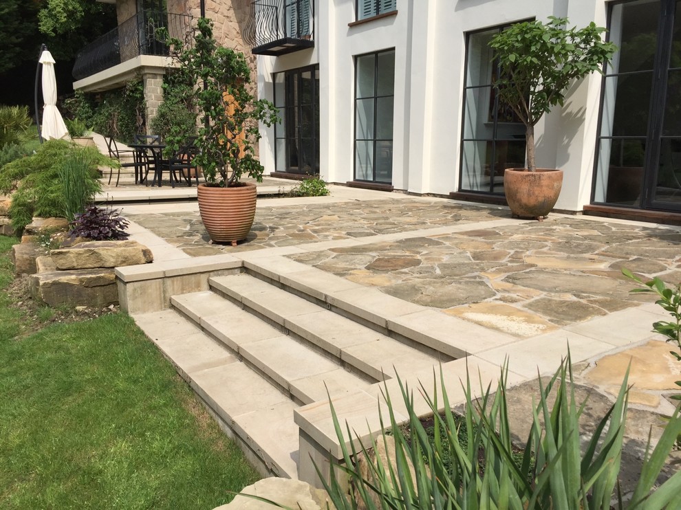 Esempio di un giardino minimalista dietro casa con pavimentazioni in pietra naturale