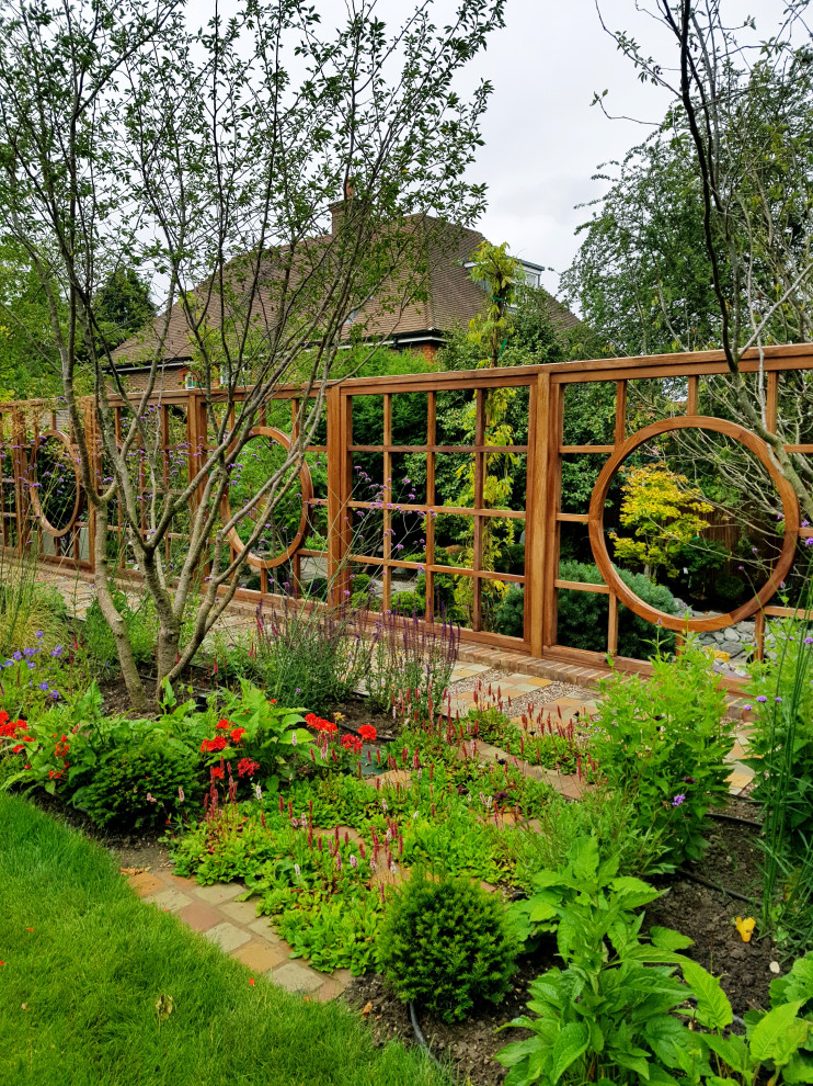 Geometrischer, Großer Asiatischer Garten hinter dem Haus mit Blumenbeet in London