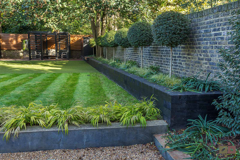 Photo of a large contemporary garden in London.