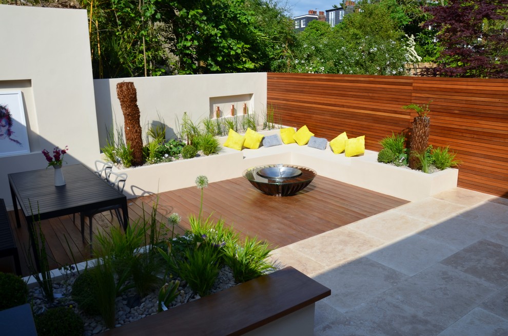 Идея дизайна: маленький летний участок и сад на заднем дворе в современном стиле для на участке и в саду
