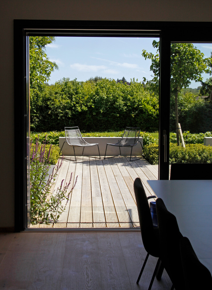 Ispirazione per un grande giardino formale moderno esposto in pieno sole dietro casa in estate con pavimentazioni in pietra naturale