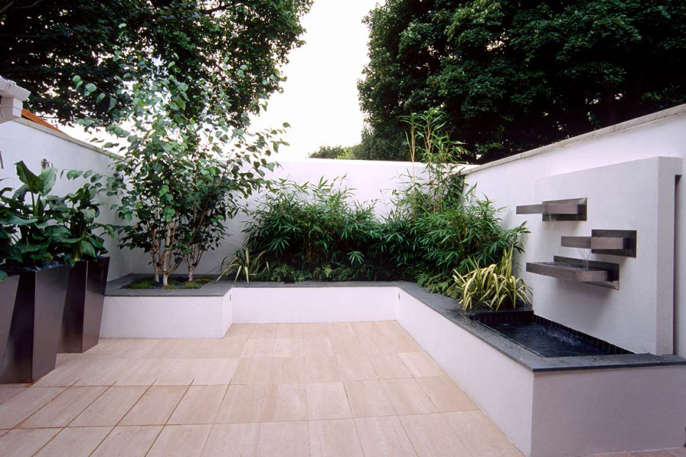 Foto di un giardino moderno esposto a mezz'ombra di medie dimensioni e dietro casa in estate con sassi di fiume