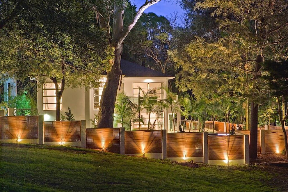 シドニーにある低価格の中くらいなコンテンポラリースタイルのおしゃれな整形庭園 (傾斜地、デッキ材舗装) の写真