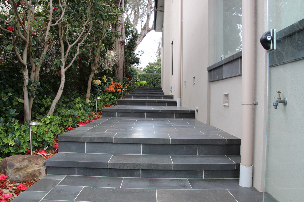 Ispirazione per un ampio giardino formale design esposto a mezz'ombra nel cortile laterale in autunno con pavimentazioni in pietra naturale