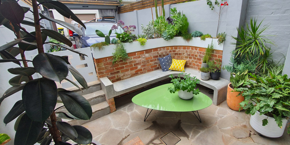 Idee per un piccolo giardino minimal esposto in pieno sole in cortile in primavera con pavimentazioni in pietra naturale