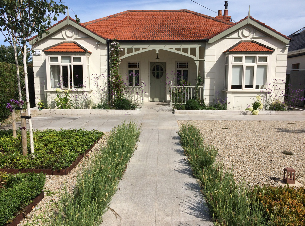 Diseño de acceso privado de estilo americano de tamaño medio en patio delantero con exposición total al sol y adoquines de piedra natural