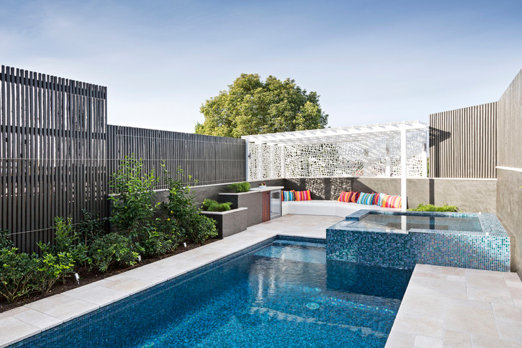 Пример оригинального дизайна: бассейн среднего размера на заднем дворе в современном стиле с фонтаном